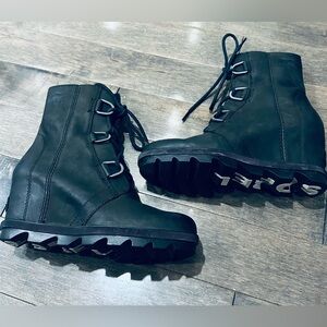 Like New Women’s Sz 6.5 Sorel Joan of Arctic II Wedge Waterproof Black Boot